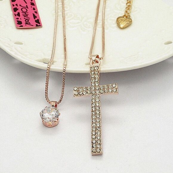 🌻 Betsey Johnson NEW stunning crystal cross necklace 🌻 - Picture 1 of 5